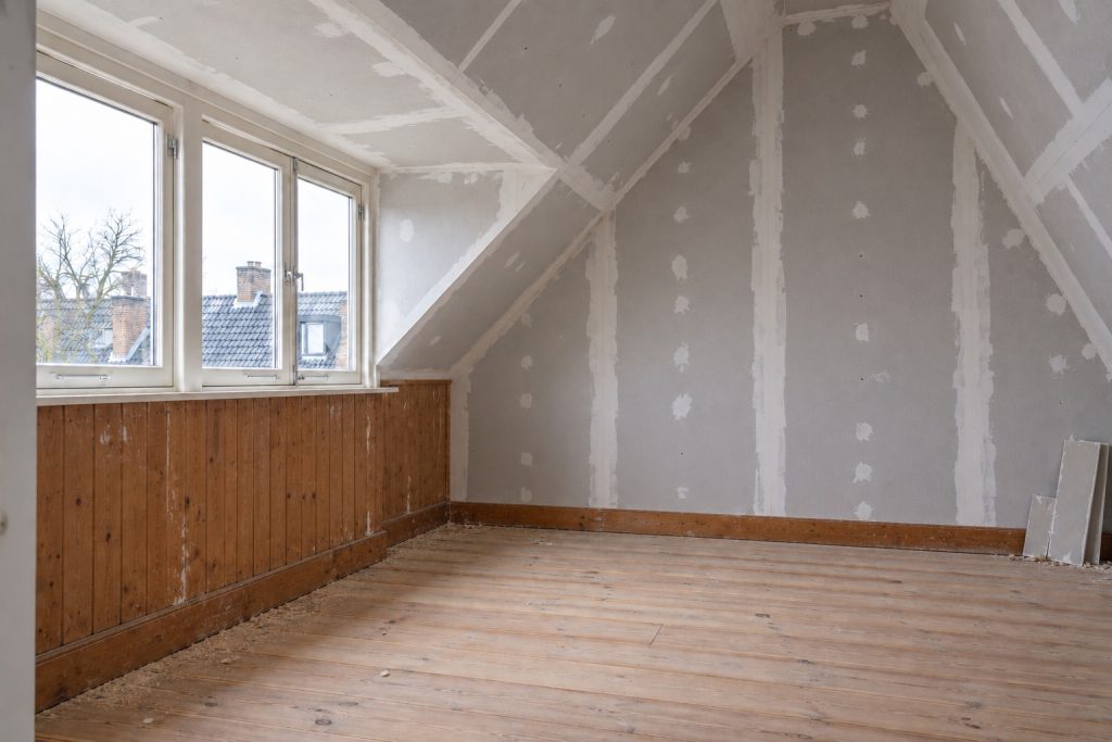 Dezelfde zolder voor het stucwerk, met kale gipsplaat